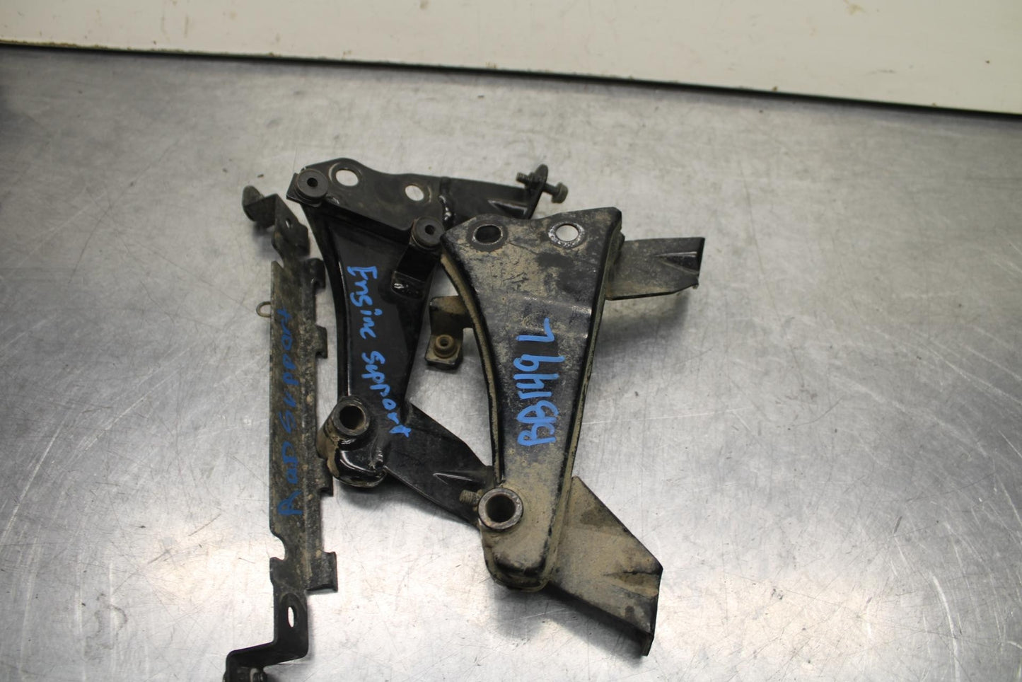 2009 Kawasaki Ninja 250R EX250J ENGINE MOUNT MOTOR BRACKET BB87