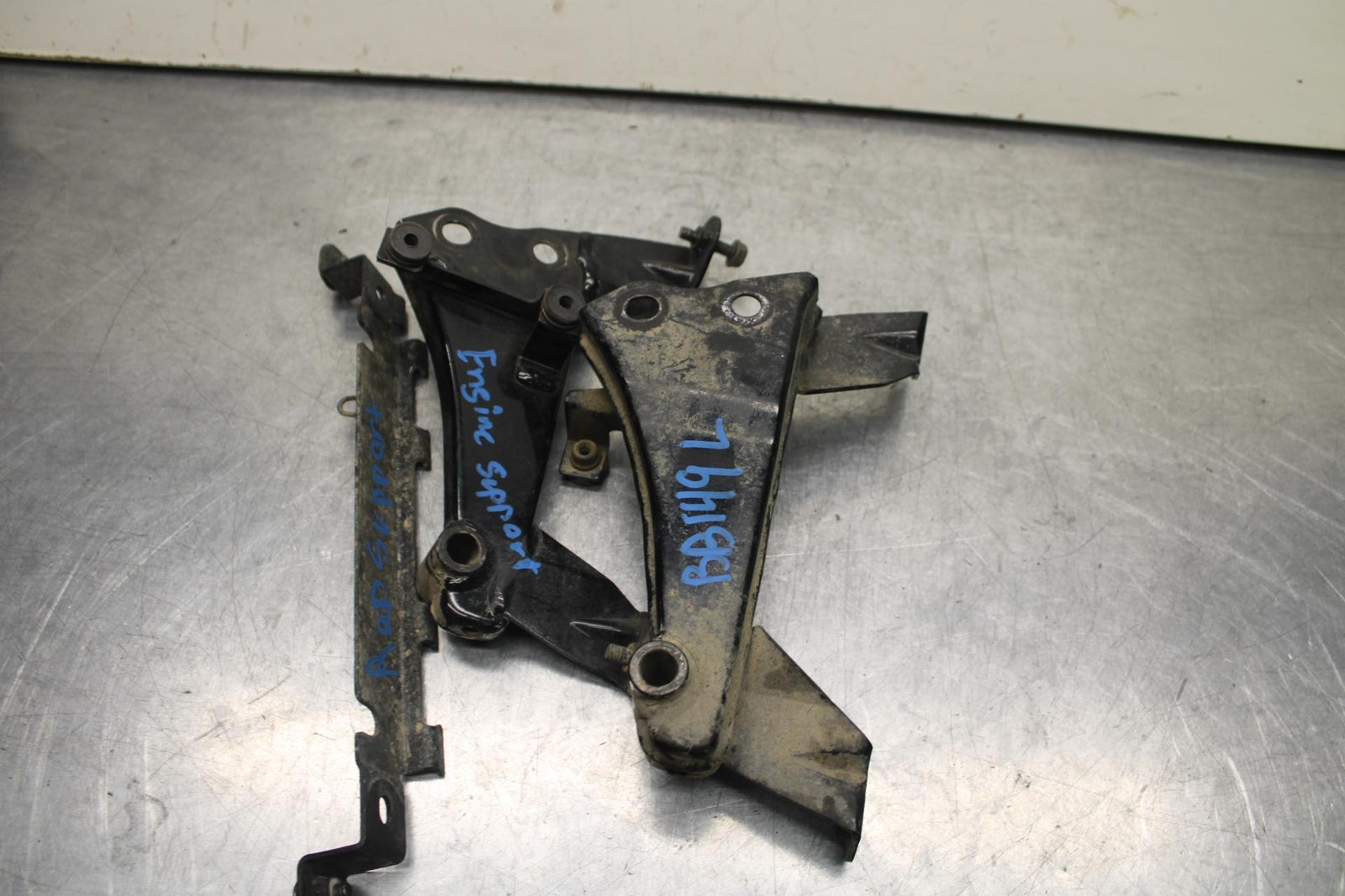 2009 Kawasaki Ninja 250R EX250J ENGINE MOUNT MOTOR BRACKET BB87