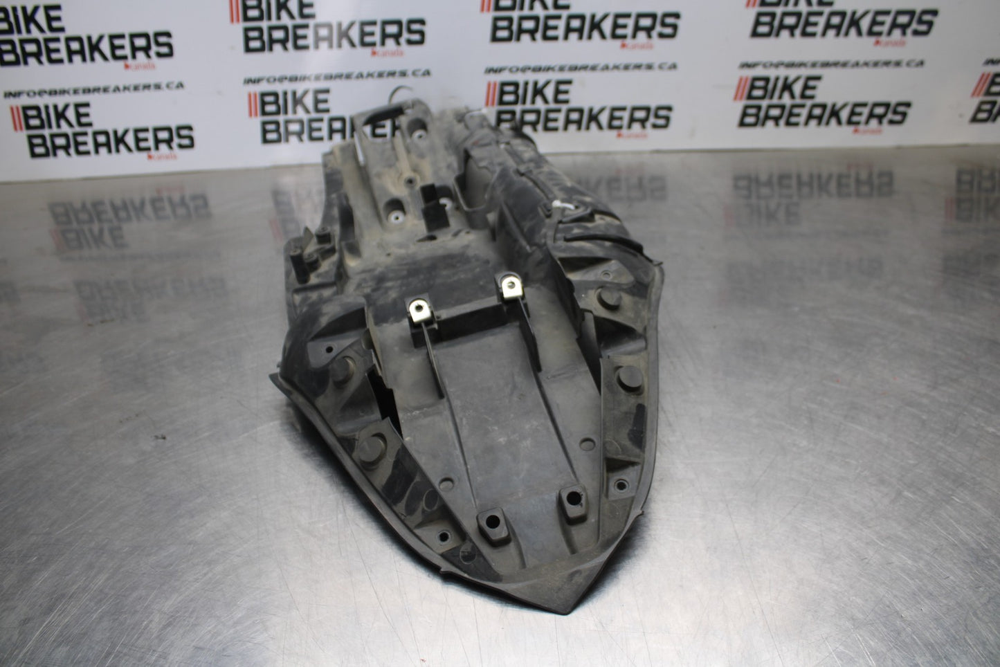 07-08 KAWASAKI NINJA ZX6R REAR BACK TAIL UNDERTAIL BATTERY TRAY PLASTIC BB203