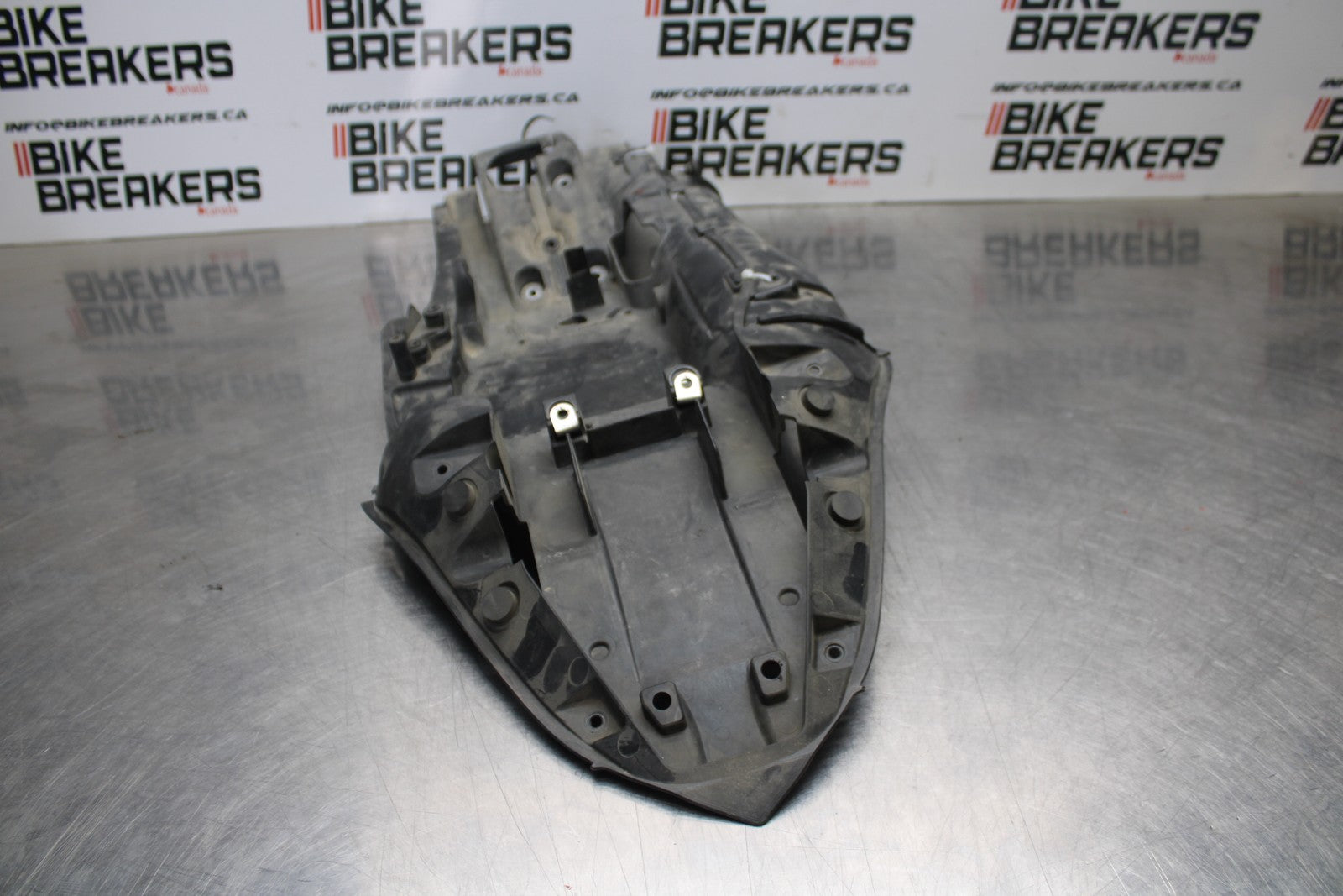 07-08 KAWASAKI NINJA ZX6R REAR BACK TAIL UNDERTAIL BATTERY TRAY PLASTIC BB203