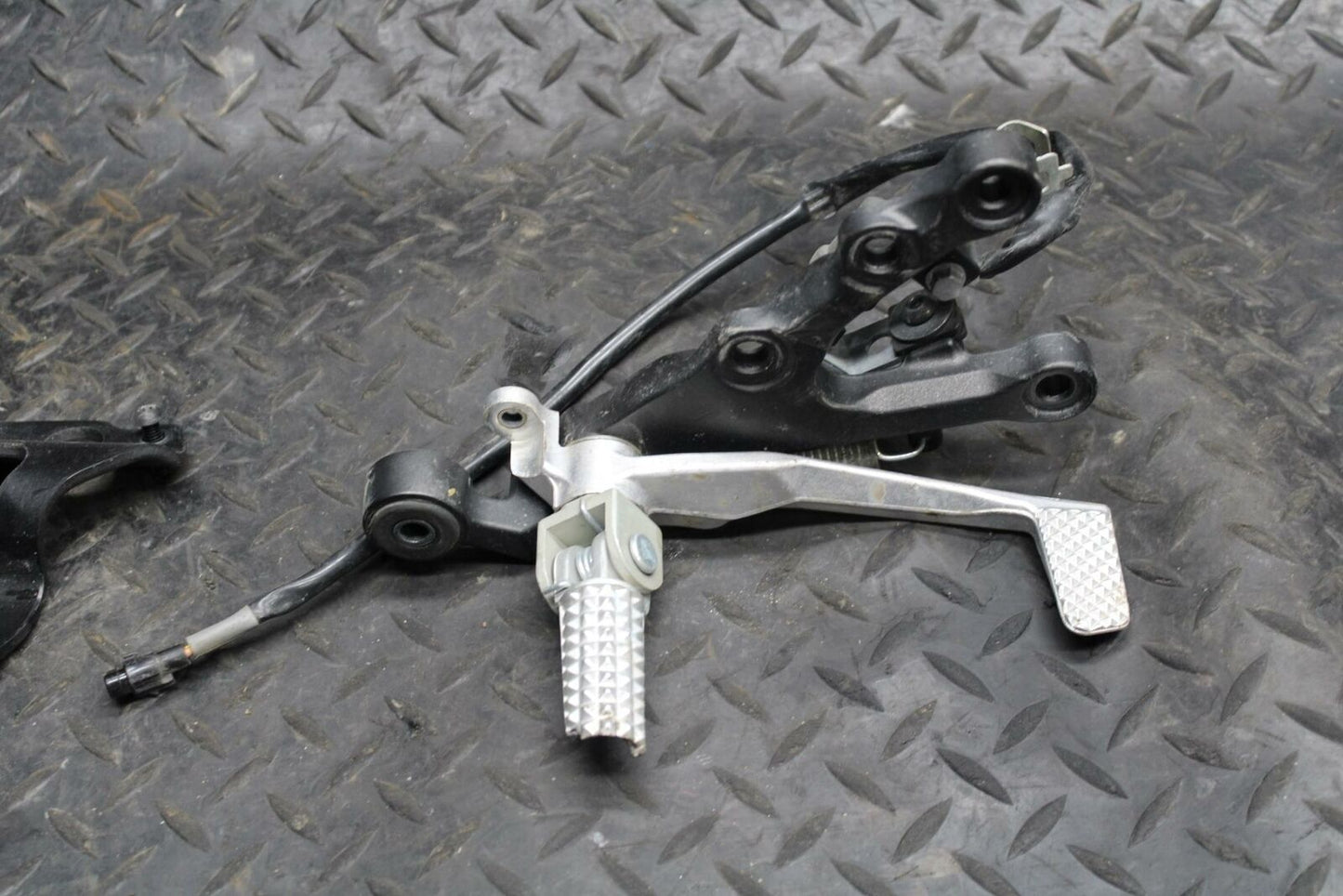 08-16 YAMAHA YZF R6 RIGHT REARSET REAR SET DRIVER FOOT PEG REST STOP BB209