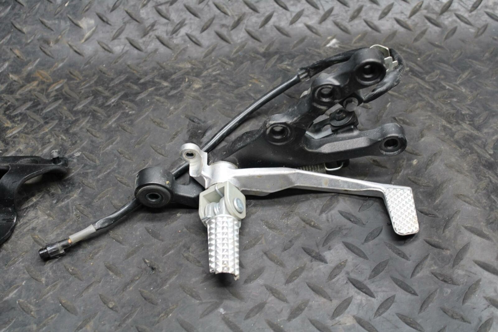 08-16 YAMAHA YZF R6 RIGHT REARSET REAR SET DRIVER FOOT PEG REST STOP BB209
