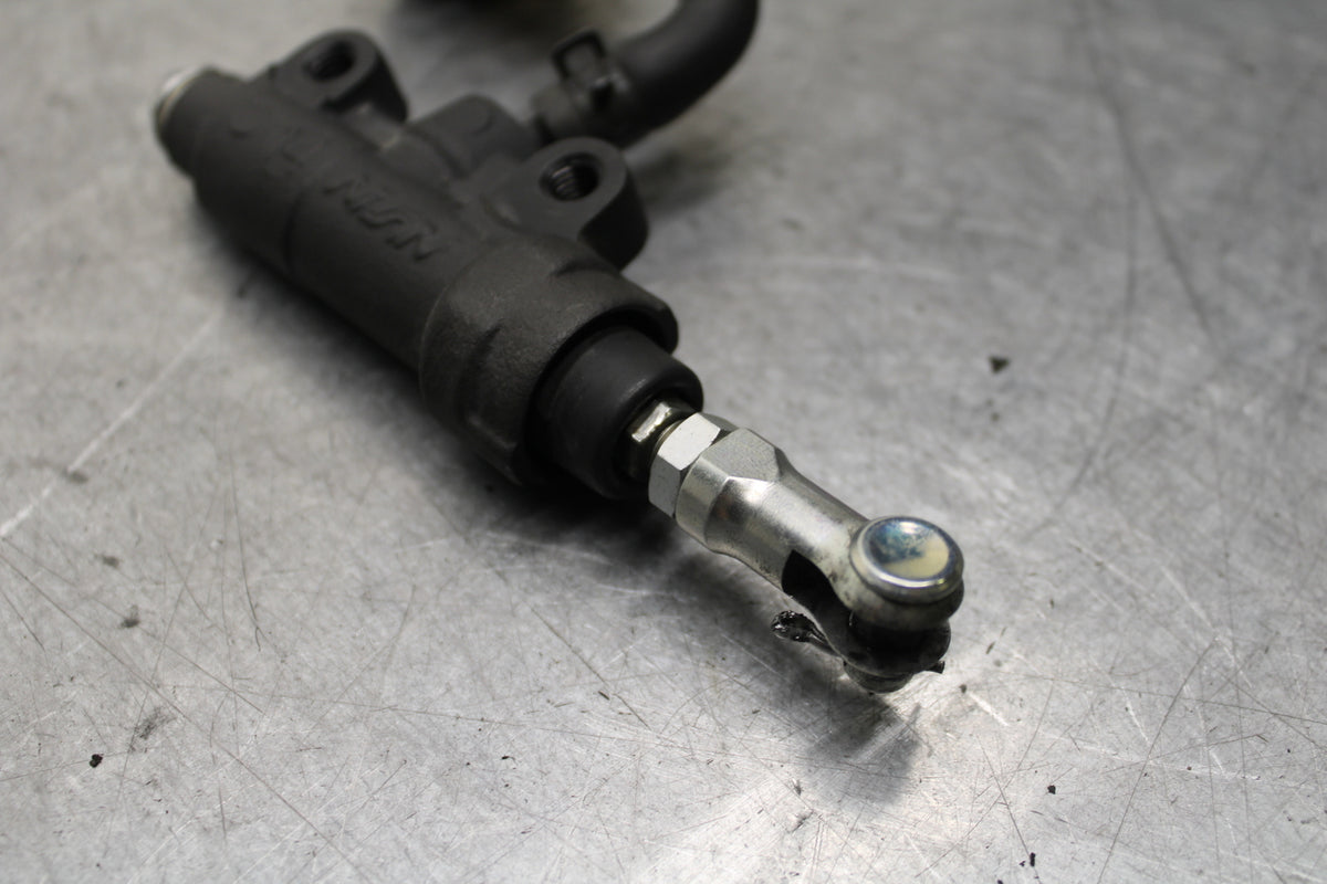 16 KAWASAKI NINJA ZX10R REAR BRAKE MASTER CYLINDER W RESERVOIR 43015-0640 BB650