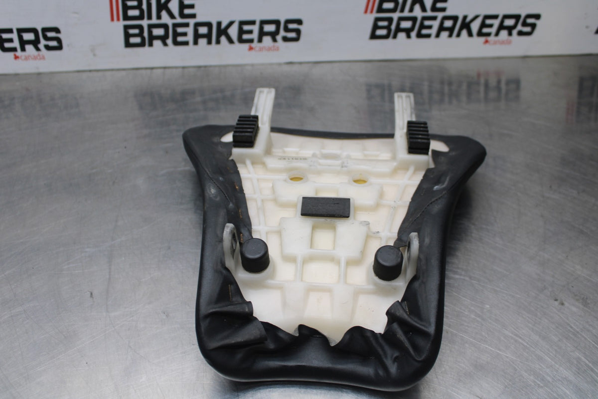 05-06 SUZUKI GSXR1000 FRONT DRIVERS SEAT PAD SADDLE PILLION BB857