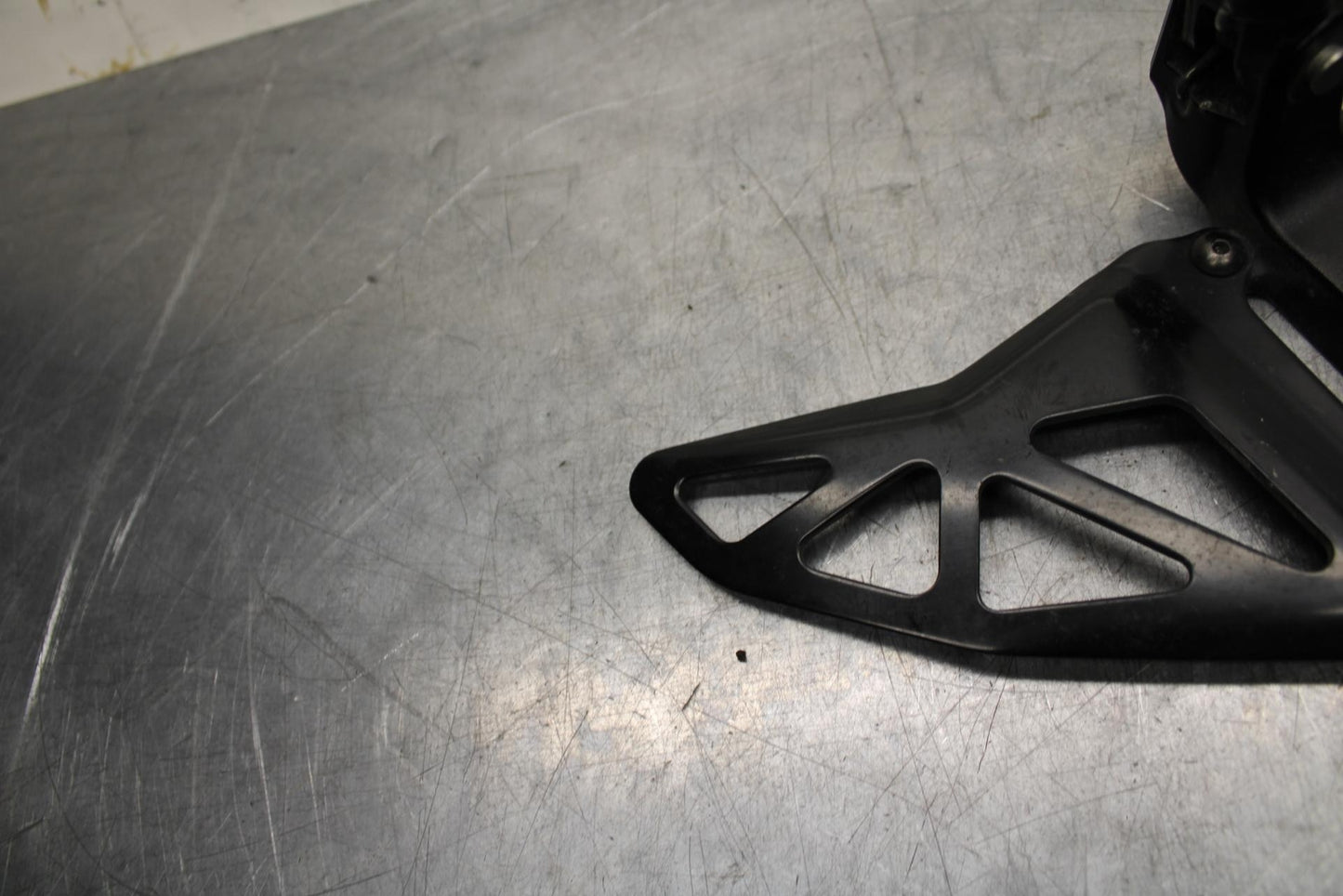 20 SUZUKI GSXR 1000 LEFT REARSET REAR SET DRIVER FOOT PEG REST STOP BB597