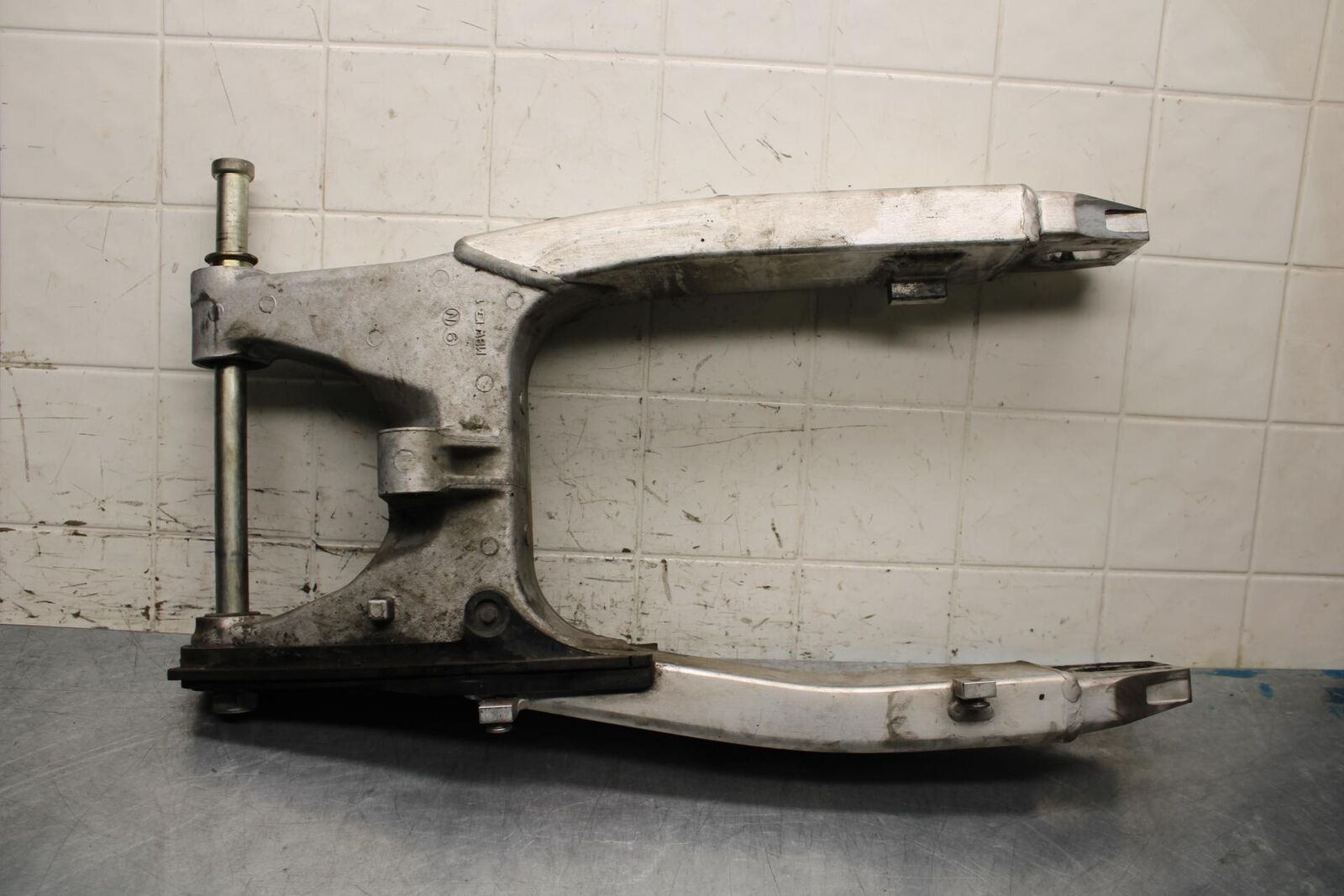2000 Honda CBR600F4 REAR SWINGARM BACK SUSPENSION SWING ARM 52200-MBW-000 BB552