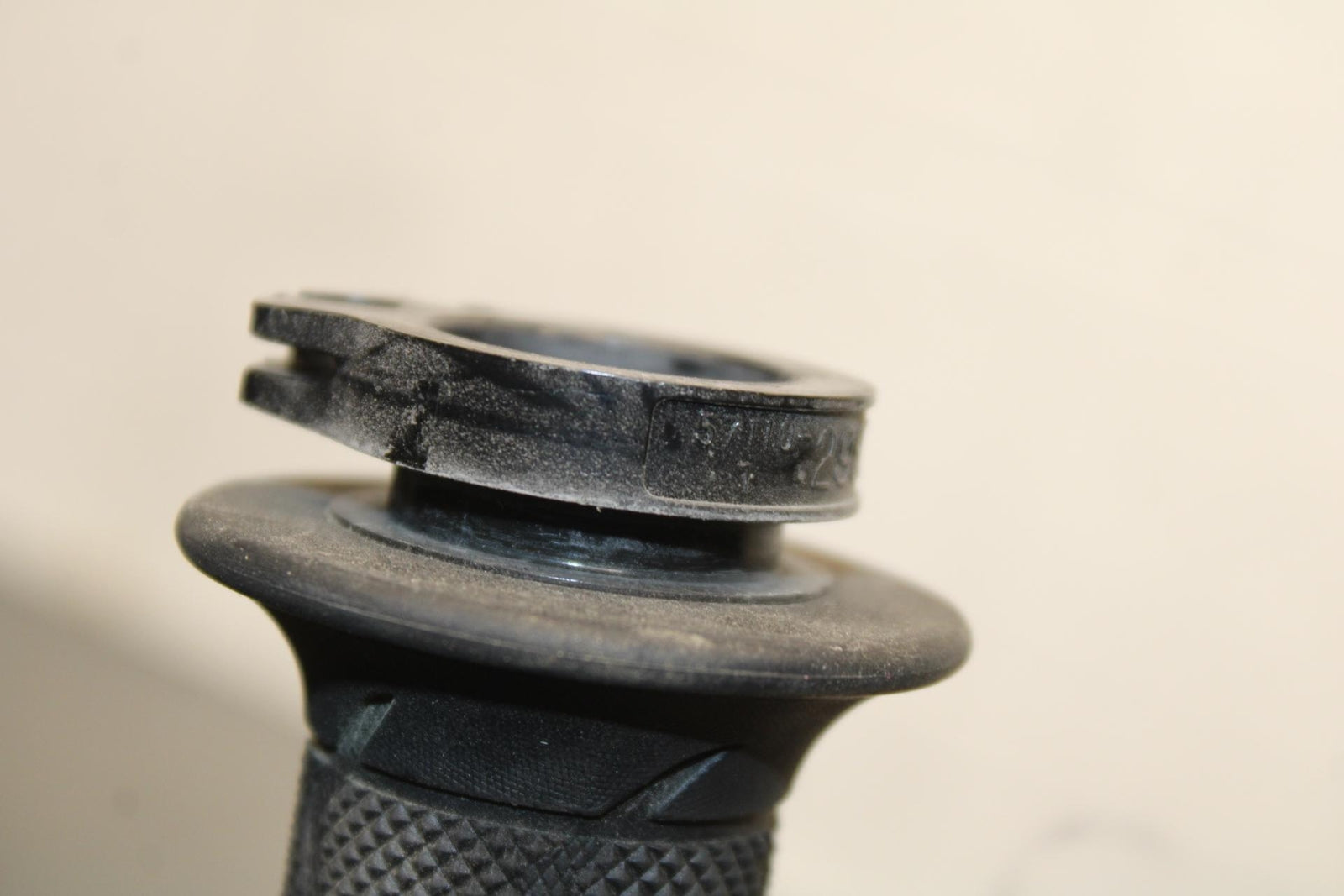 2017 Suzuki GSXR600 RIGHT THROTTLE GRIP 57110-21H02 BB598