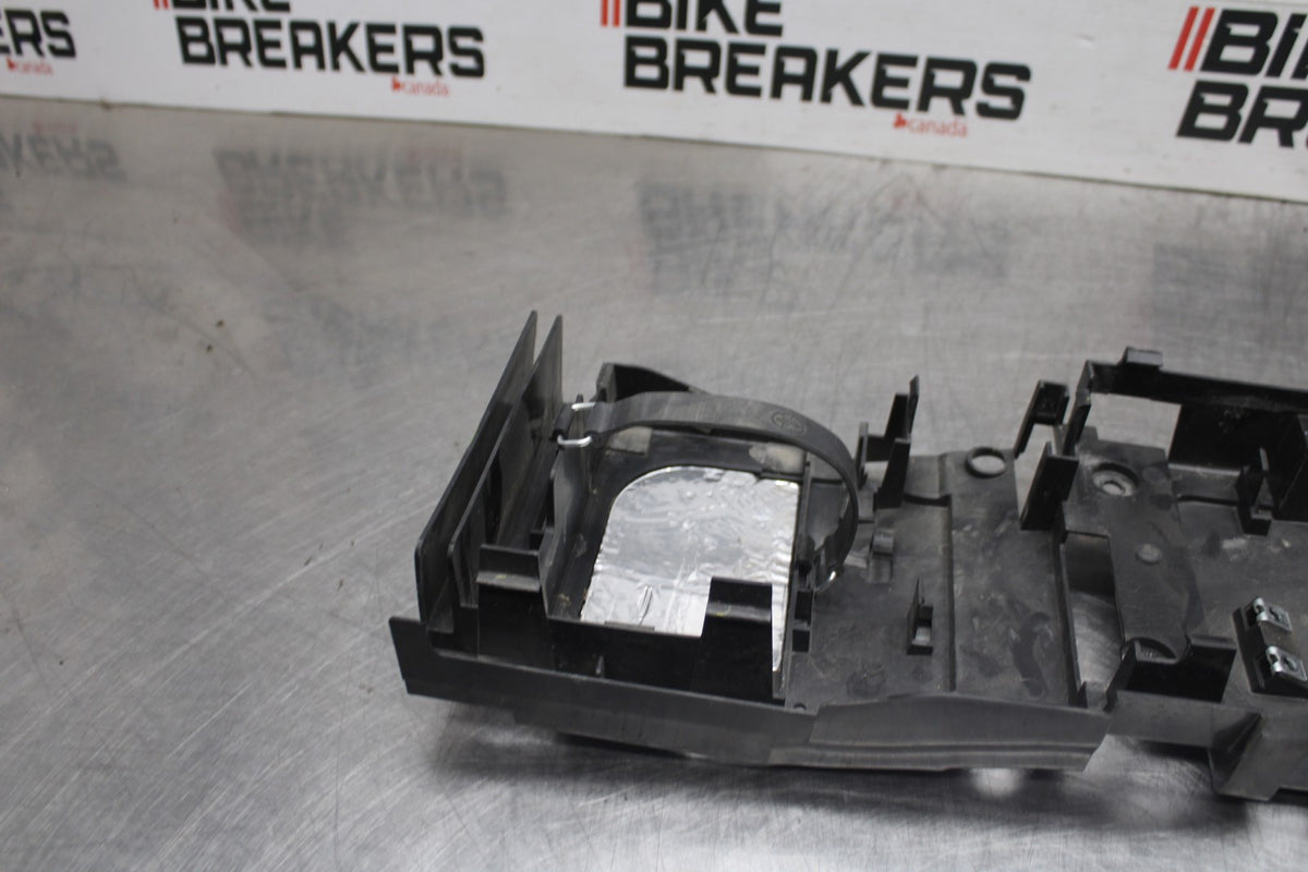 08-16 YAMAHA YZF R6 REAR BACK TAIL UNDERTAIL BATTERY TRAY PLASTIC BB929