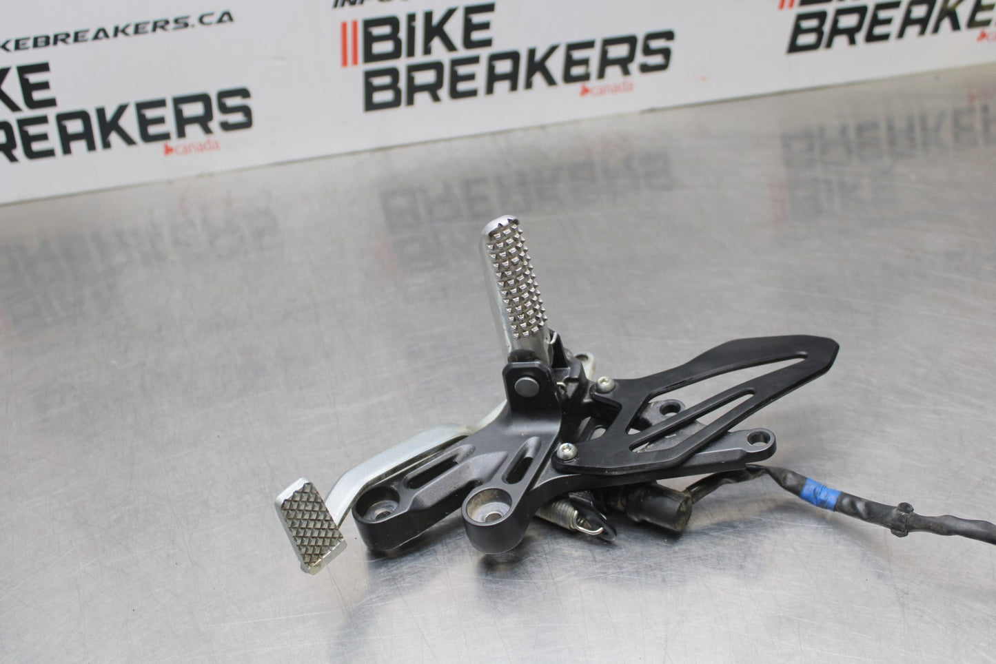 22-25 YAMAHA YZF R7 RIGHT REARSET REAR SET DRIVER FOOT PEG REST STOP BB769