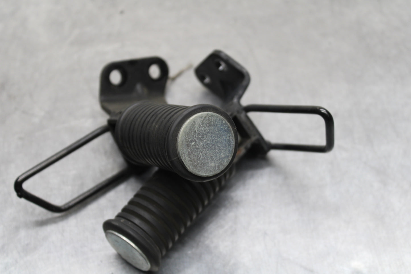 04 SUZUKI INTRUDER 800 REAR PASSENGER FOOT STEP PEG BB758
