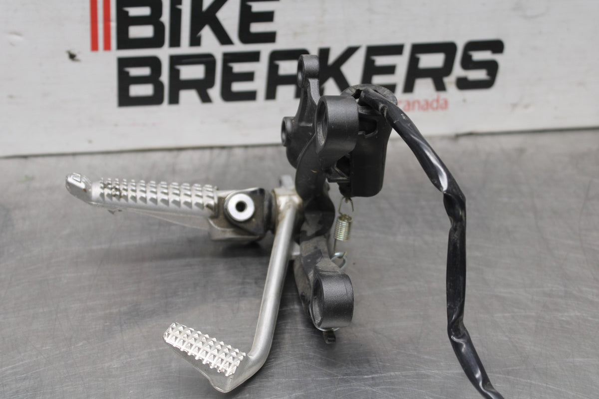 24-25 KAWASAKI NINJA ZX6R RIGHT REARSET REAR SET DRIVER FOOT PEG REST STOP BB939