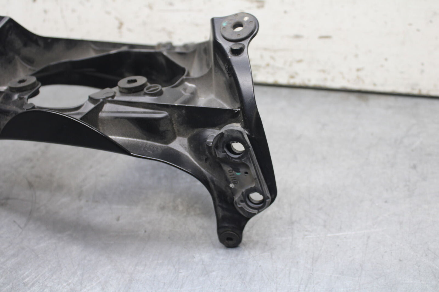 06-07 SUZUKI GSXR750 OEM UPPER FAIRING MIRROR GAUGES STAY BRACKET BB110