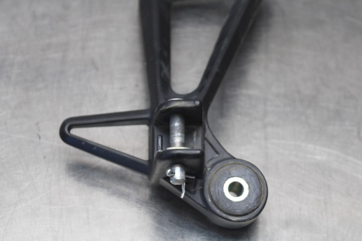17-18 YAMAHA YZF R3 RIGHT REAR BACK PASSENGER PEG BB788