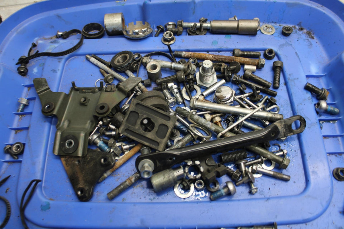 2007 Suzuki Boulevard M50 LEFTOVER MOUNTING BOLTS HARDWARE MOTOR SCREWS BB537