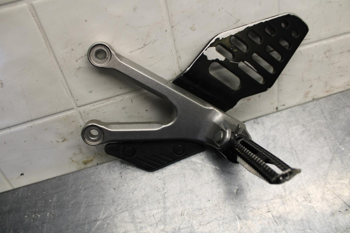 07 YAMAHA YZF R6 2c0 LEFT REARSET REAR SET DRIVER FOOT PEG BRACKET MOUNT