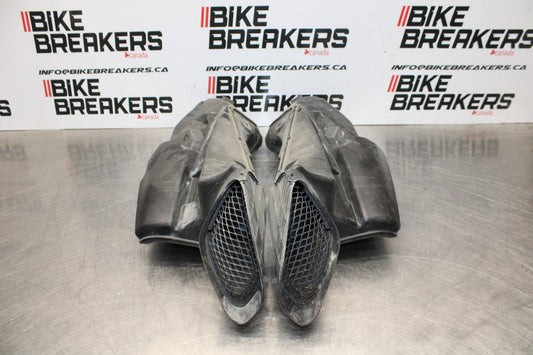 06-07 SUZUKI GSXR 600 RIGHT LEFT AIR INTAKE DUCTS BB178