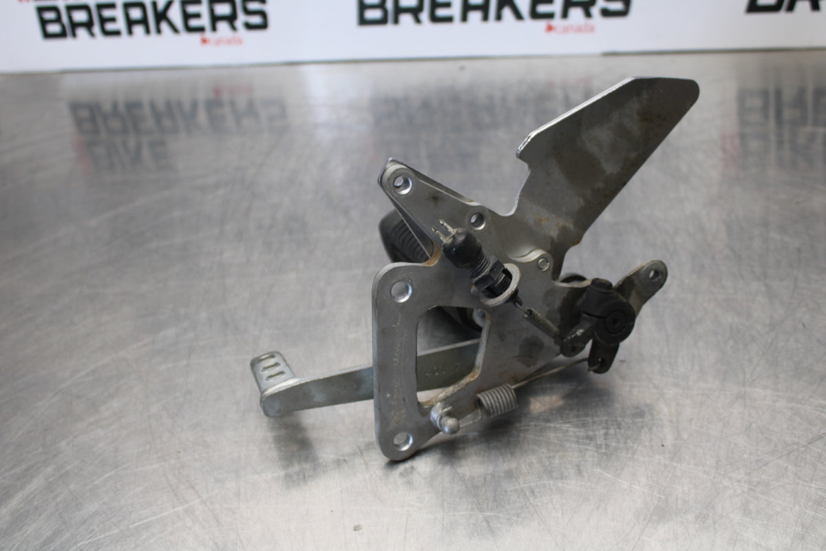 04-09 SUZUKI GS500F RIGHT REARSET REAR SET DRIVER FOOT PEG REST STOP BB165