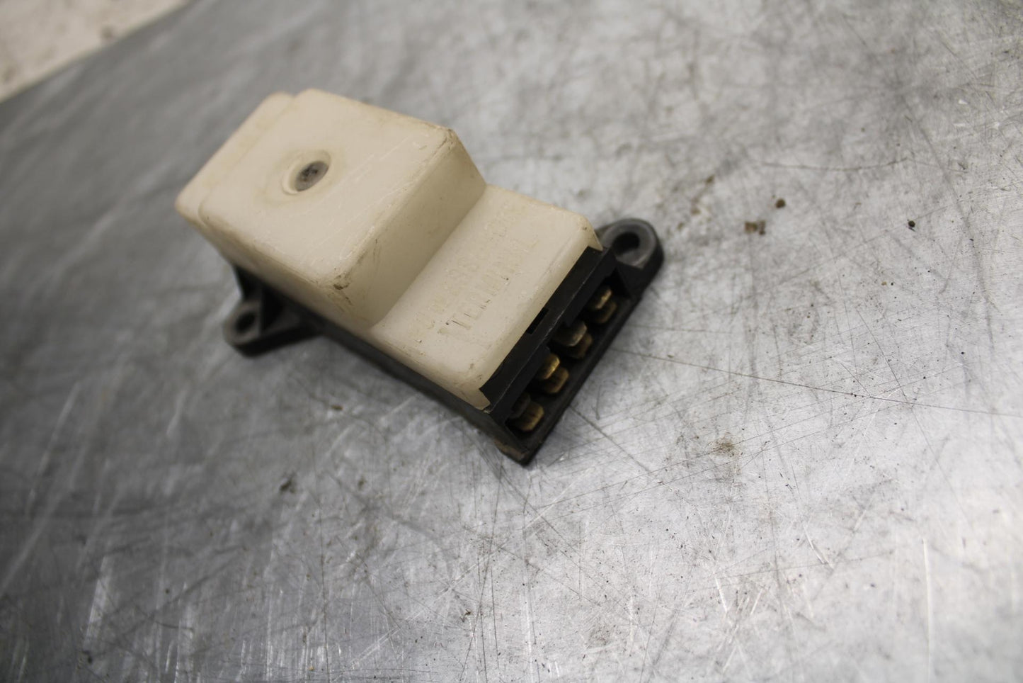 91-92 SUZUKI GSXR750 M  RELAY ASSEMBLY FUSE BOX BB493