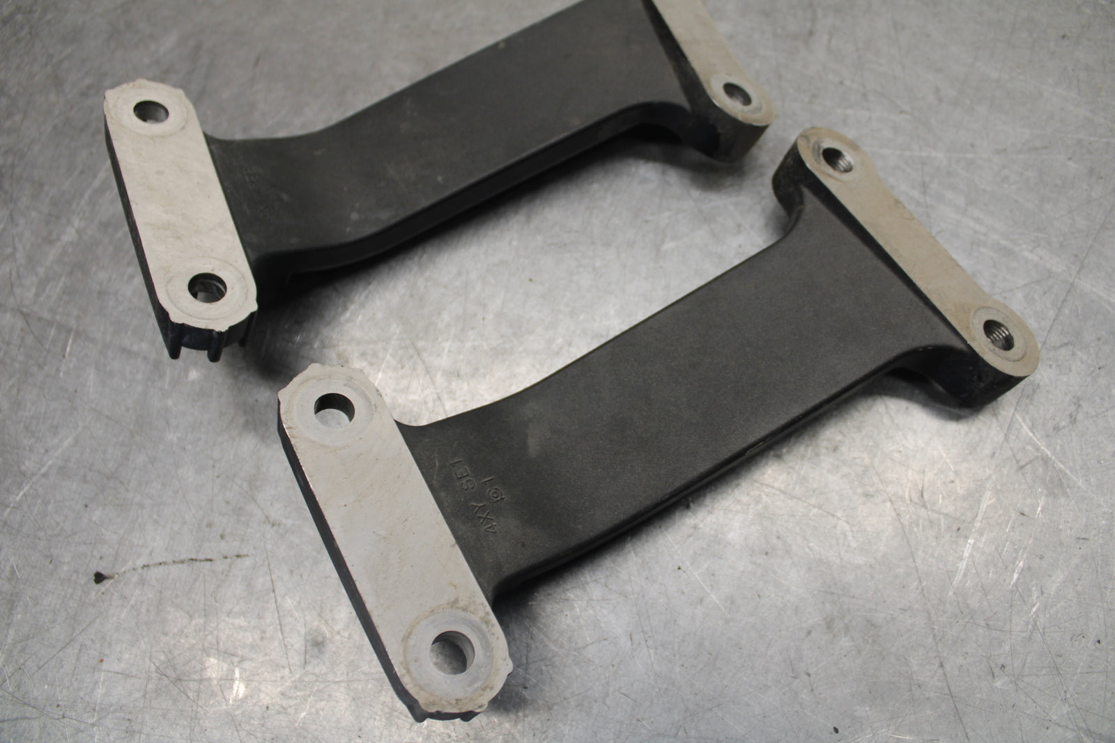 05-06 YAMAHA ROYAL STAR REAR PASSENGER FOOT STEP MOUNT BRACKET BB697