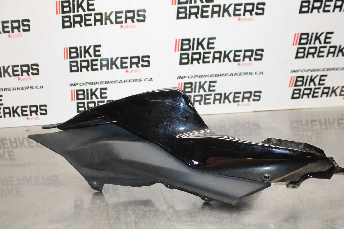 22-25 YAMAHA YZF R7 RIGHT REAR BACK TAIL FAIRING COWL SHROUD BB176