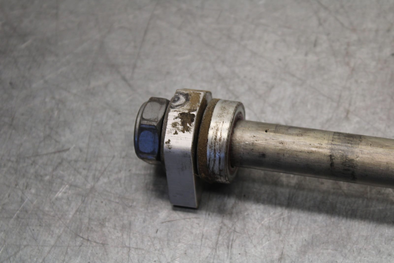 09-11 TRIUMPH DAYTONA 675 REAR AXLE BACK WHEEL RIM PIVOT BOLT AXEL BB652