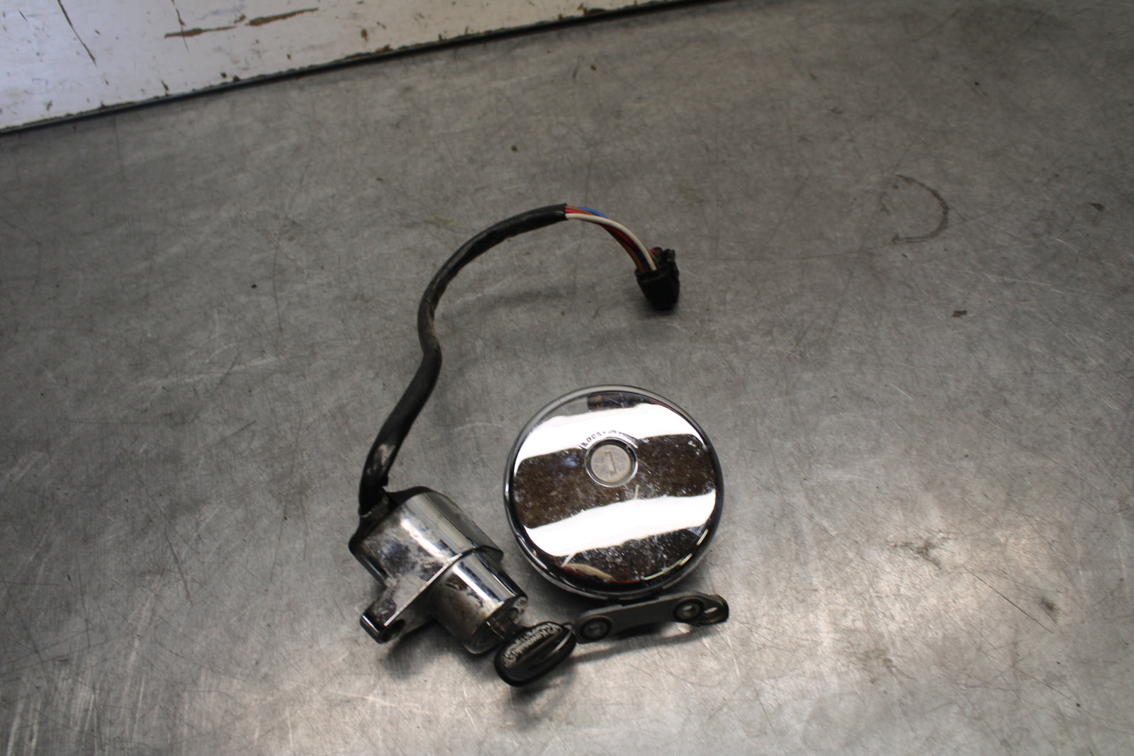 98-03 KAWASAKI VULCAN 1500L IGNITION LOCK KEY W/ GAS CAP  BB678