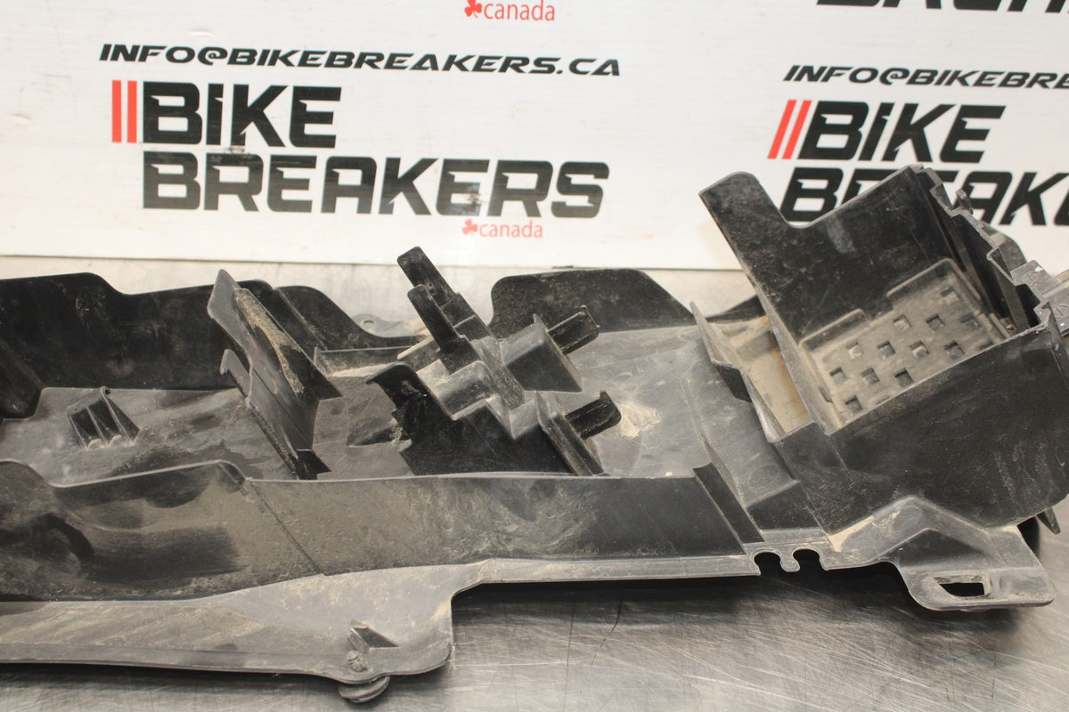 04-05 SUZUKI GSXR600 REAR BACK TAIL UNDERTAIL BATTERY TRAY PLASTIC BB792