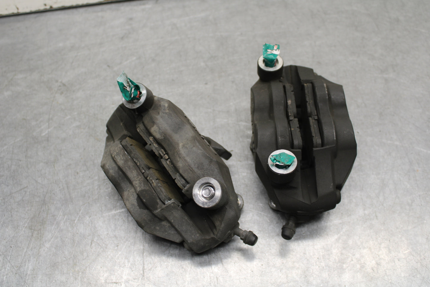 06-07 SUZUKI GSXR750 RIGHT LEFT FRONT BRAKE CALIPER SET PAIR CALIPERS BB670
