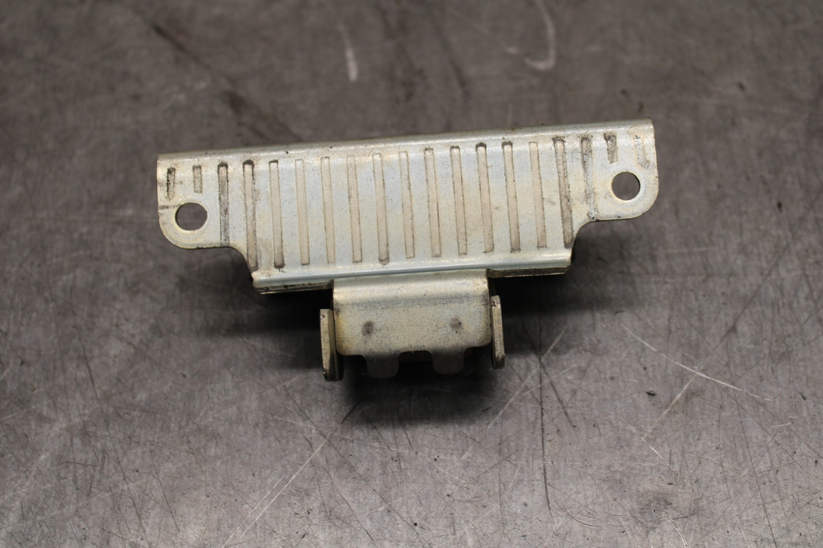 09-15 YAMAHA FZ6R GAS TANK FUEL CELL PETROL RESERVOIR BRACKET MOUNT BB719