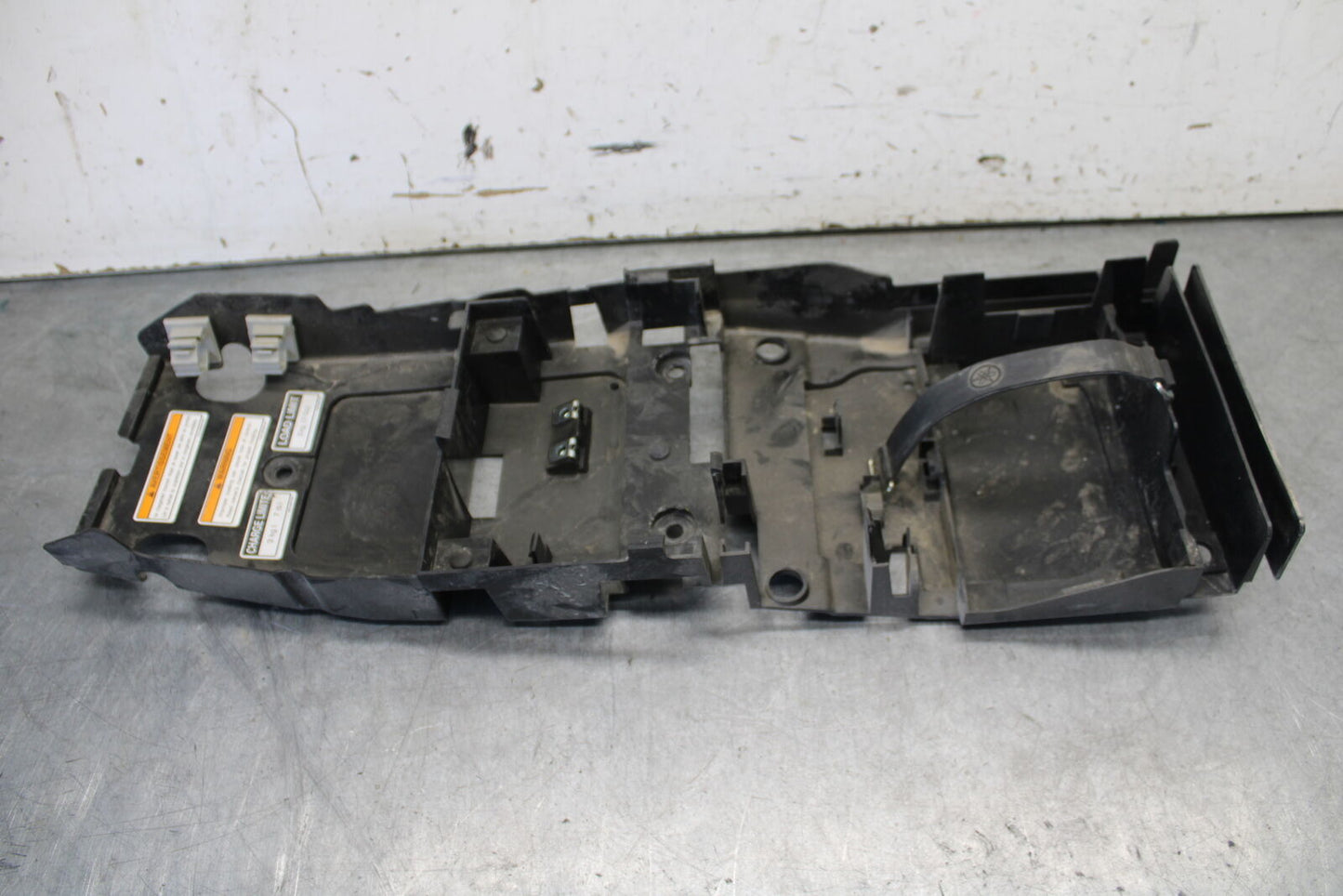 08-16 YAMAHA YZF R6 REAR BACK TAIL UNDERTAIL BATTERY TRAY PLASTIC OEM BB665