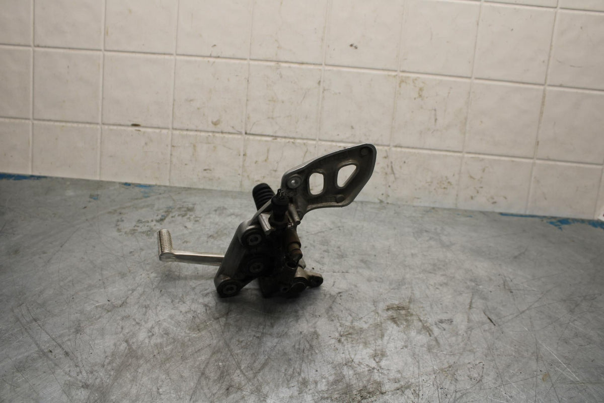 99-07 SUZUKI HAYABUSA GSX1300R RIGHT REARSET REAR SET DRIVER FOOT PEG REST BB426