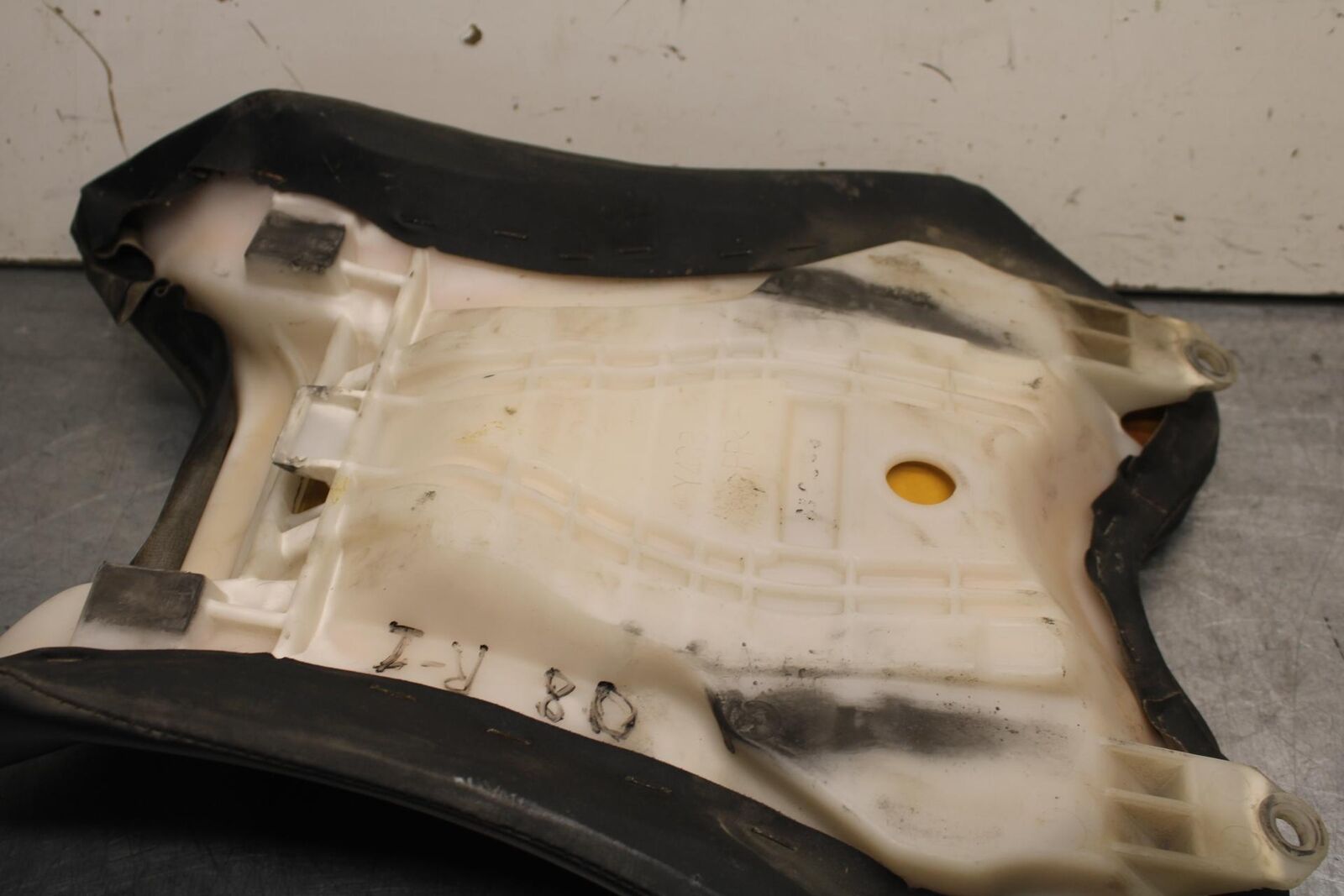 07-08 YAMAHA YZF R1 FRONT DRIVERS SEAT PAD SADDLE PILLION 4C8-24710-00-00 BB622