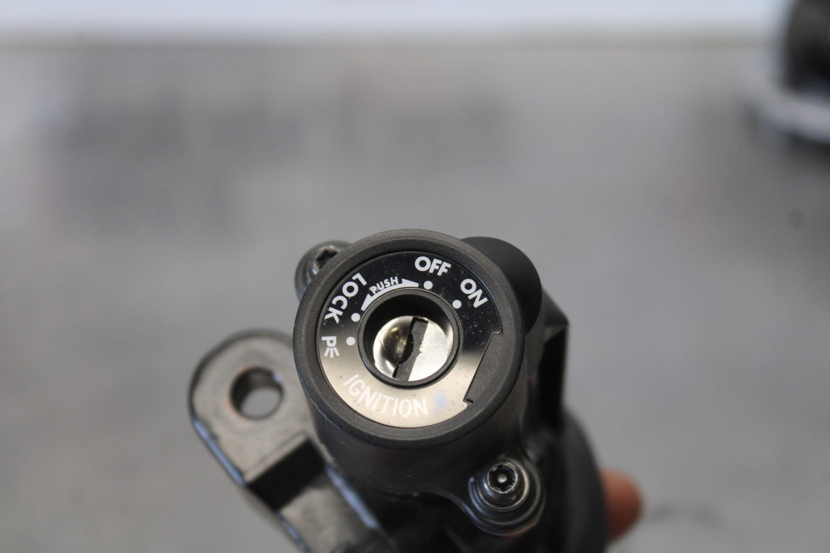 11-26 SUZUKI GSXR750 IGNITION LOCK KEY SET W/ GAS CAP BB882