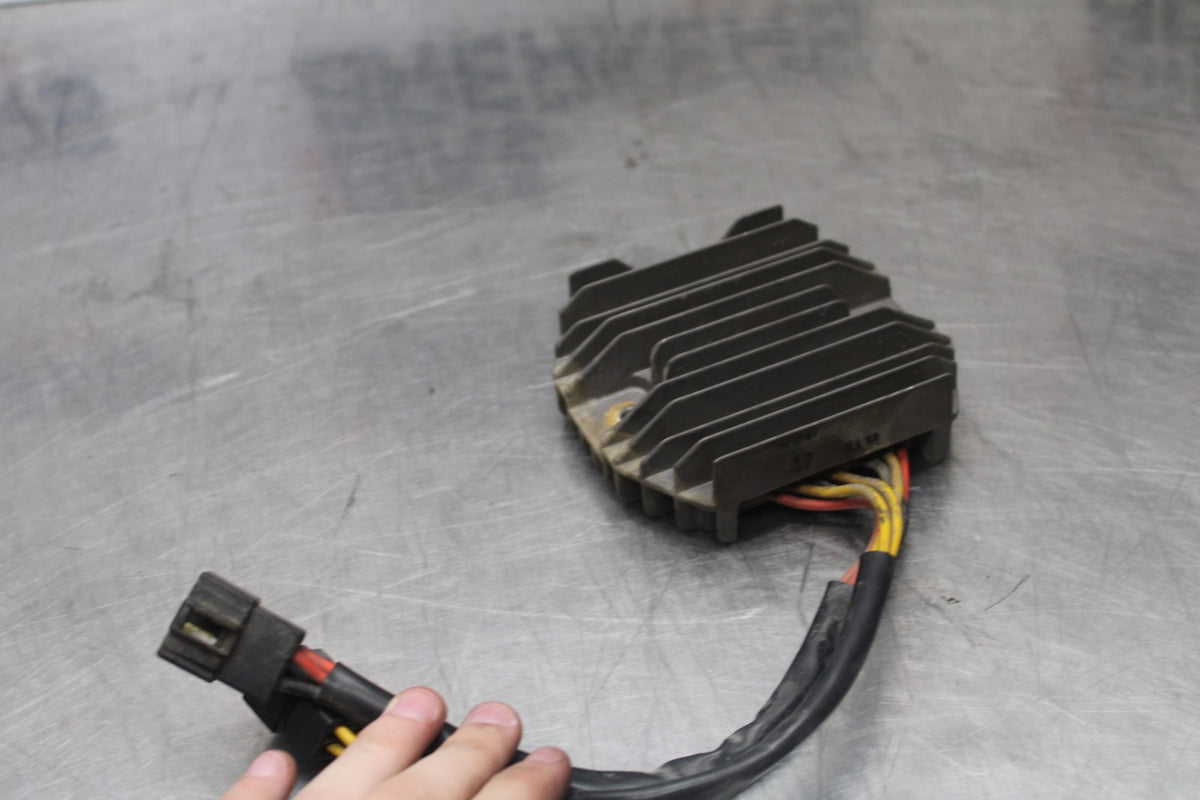 05-08 TRIUMPH SPEED TRIPLE 1050 RECTIFIER VOLTAGE REGULATOR BB933