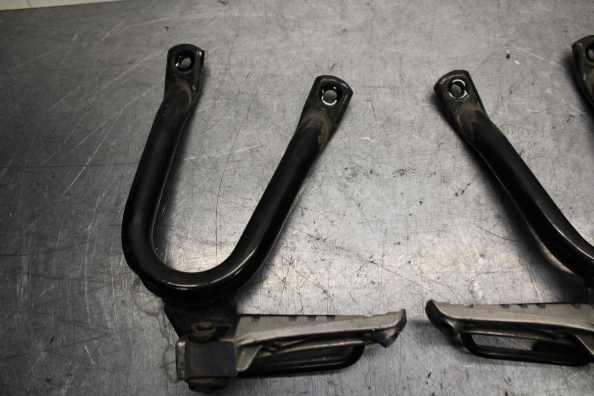 89-90 YAMAHA FZR600 REAR BACK PASSENGER PEG SET PAIR BB76