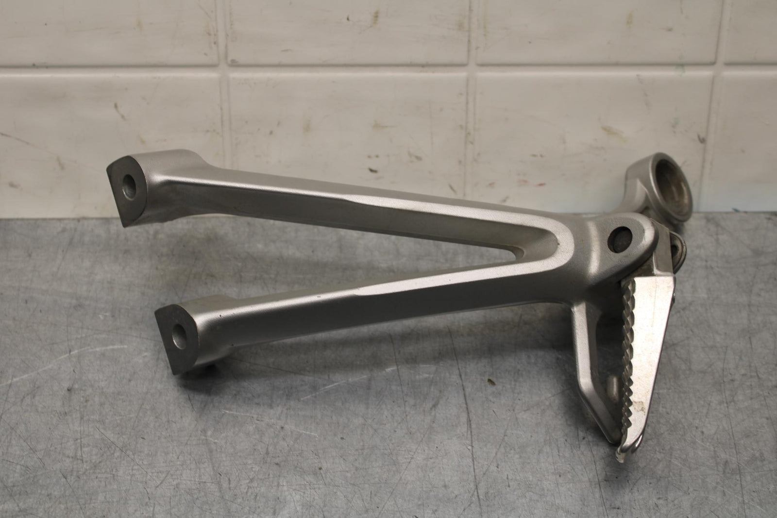 2008 Suzuki GSXR 600 750 RIGHT REAR BACK PASSENGER PEG 43600-21H00 BB584