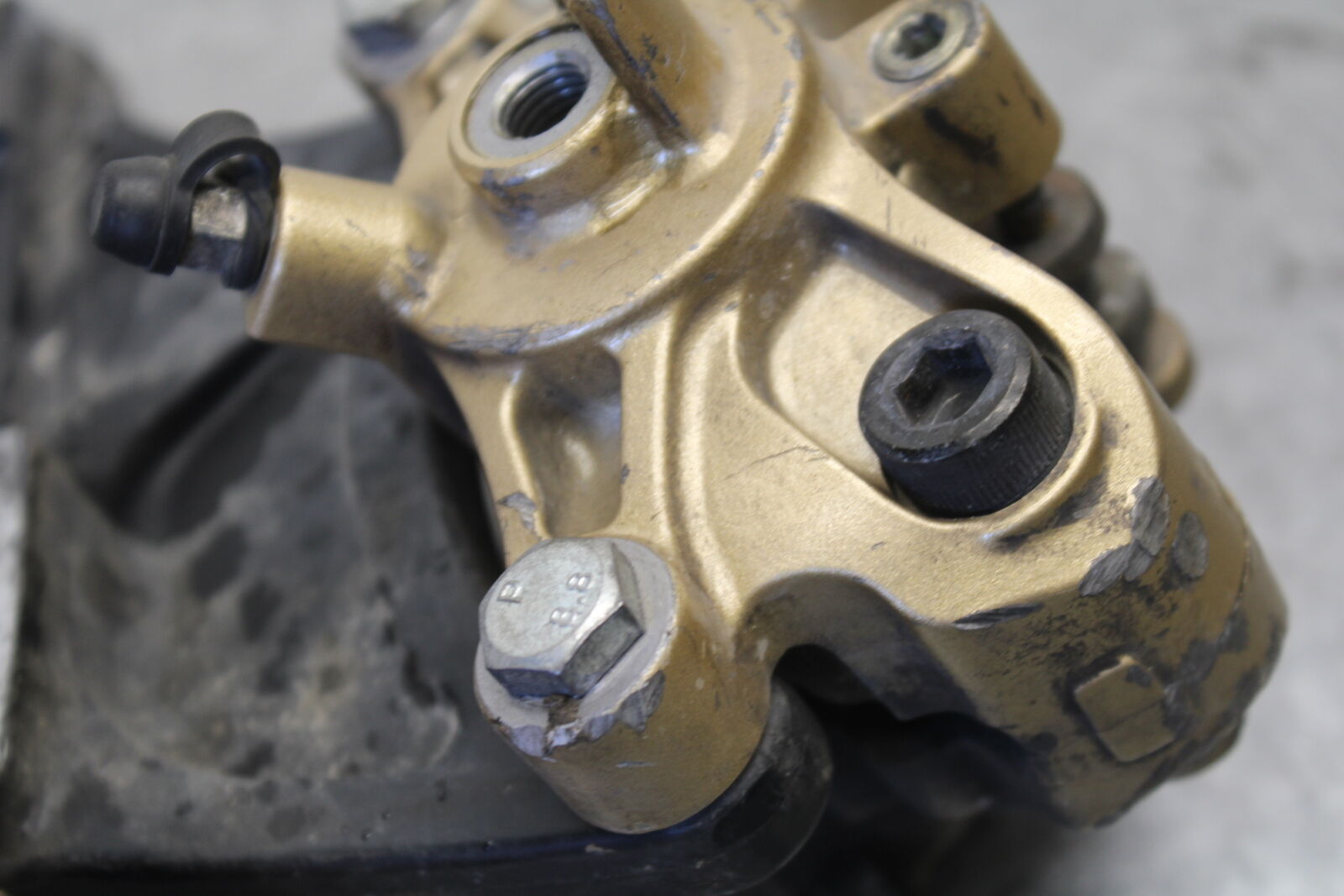 04 SUZUKI GSXR600 REAR BACK BRAKE CALIPER W MOUNT BRACKET 69100-18G00-999  BB676