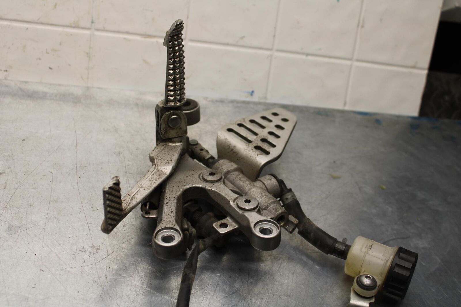 2007 Yamaha YZF R6 RIGHT REARSET REAR SET DRIVER FOOT PEG REST STOP BB590