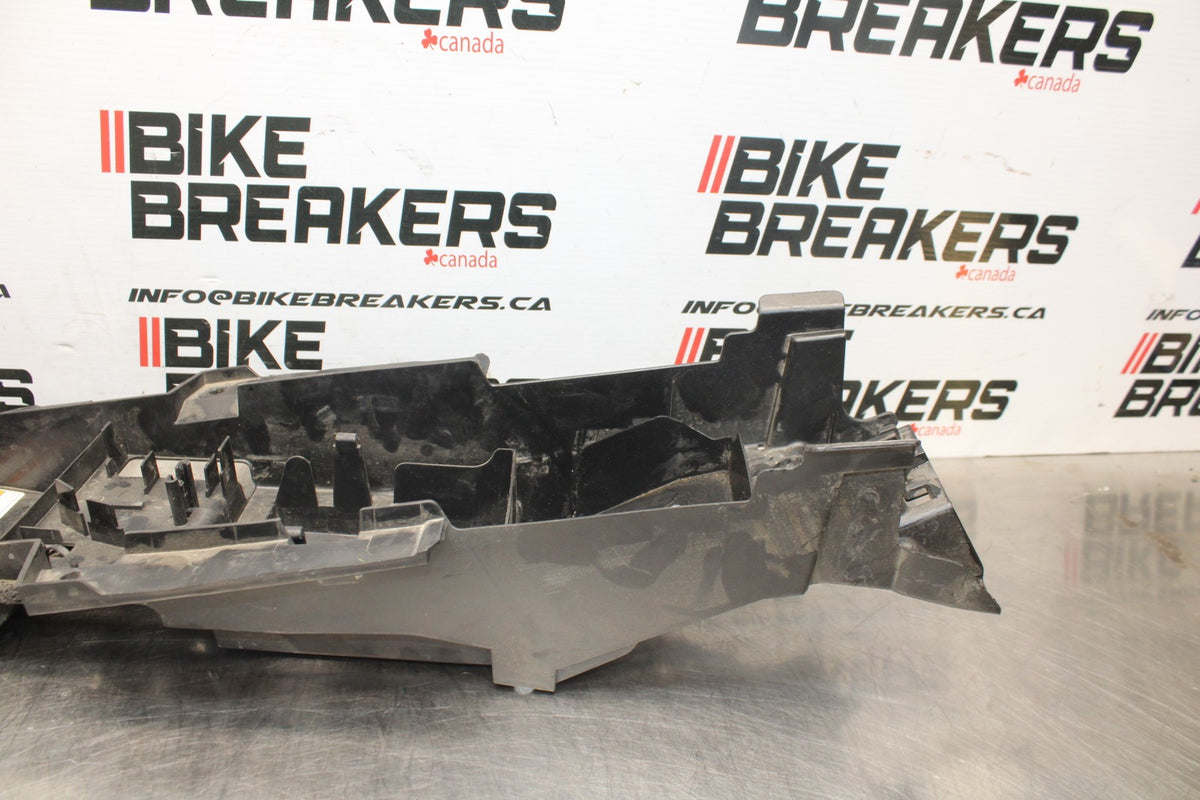 16 YAMAHA XSR900 REAR BACK TAIL UNDERTAIL BATTERY TRAY PLASTIC BB786