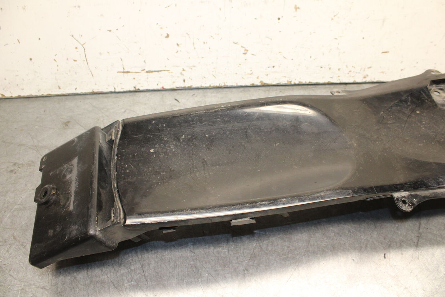 11-23 SUZUKI GSXR 750 REAR BACK TAIL UNDERTAIL BATTERY TRAY PLASTIC BB55