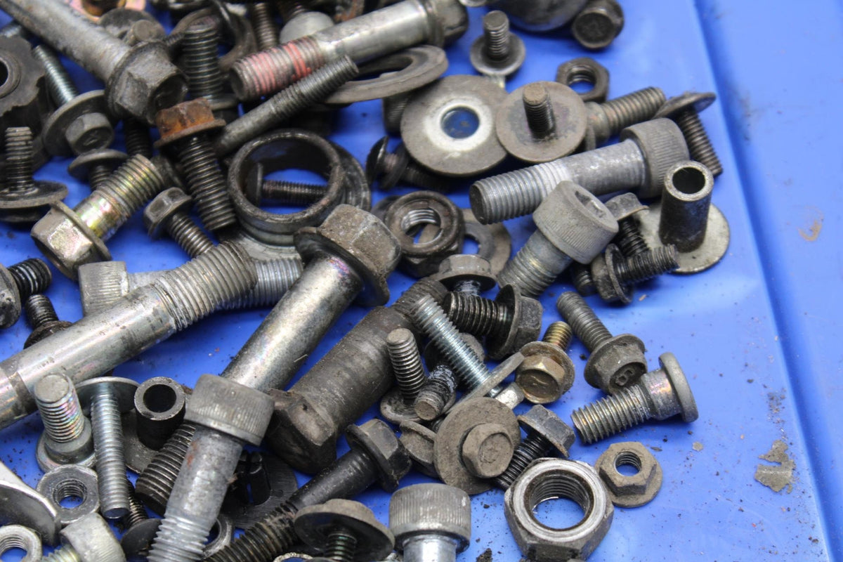 00-01 KAWASAKI ZZR600 ENGINE AND MISC.BOLTS HARDWARE MOTOR SCREWS BB568