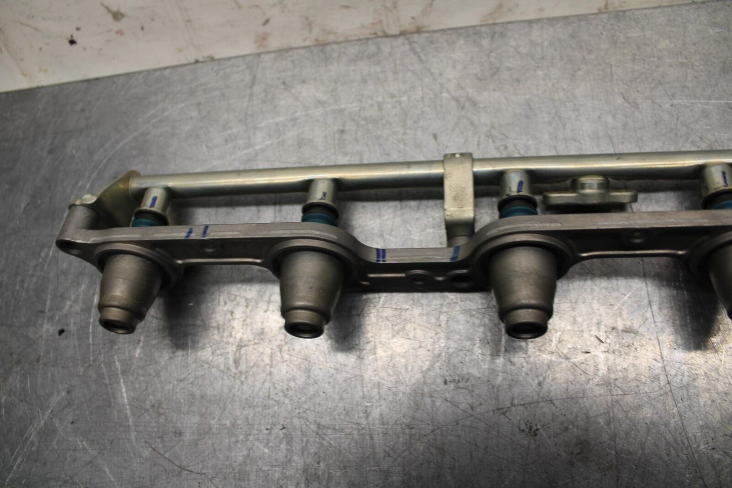 06-07 HONDA CBR1000RR SECONDARY FUEL INJECTORS TOP AIRBOX GAS RAIL BB75