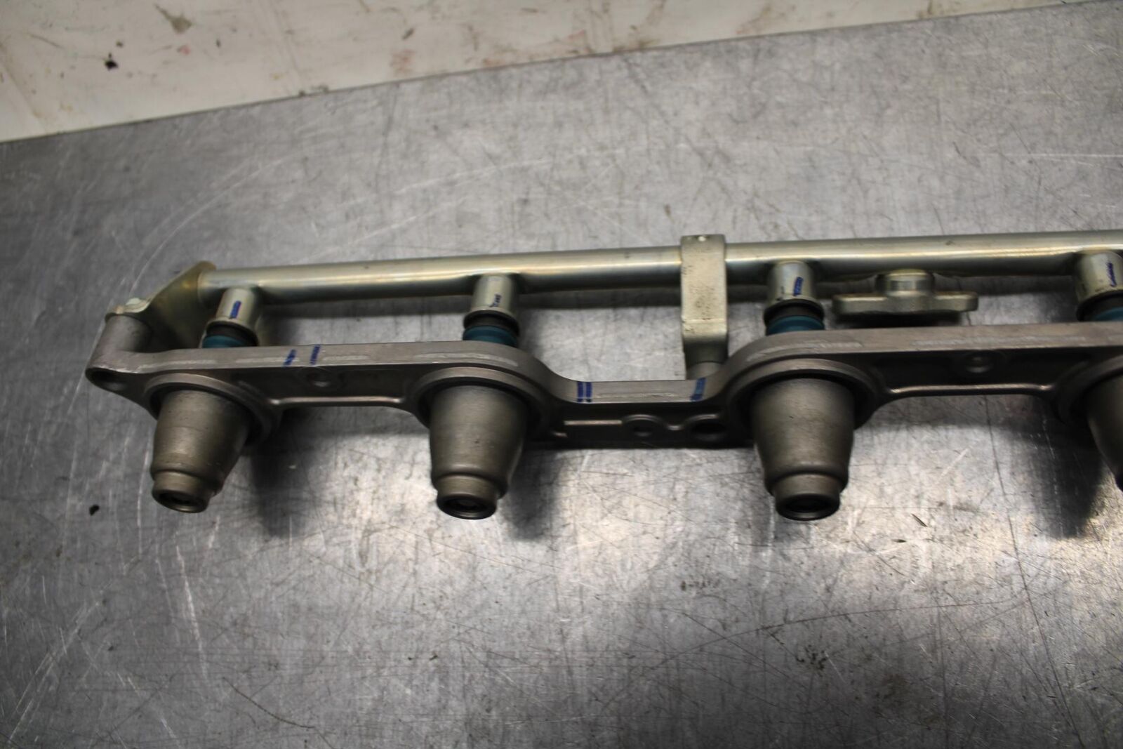 06-07 HONDA CBR1000RR SECONDARY FUEL INJECTORS TOP AIRBOX GAS RAIL BB75