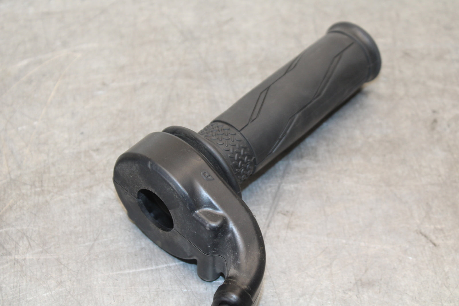 13-18 KAWASAKI NINJA ZX6R THROTTLE CABLE LINE HOUSING GUIDE BB682