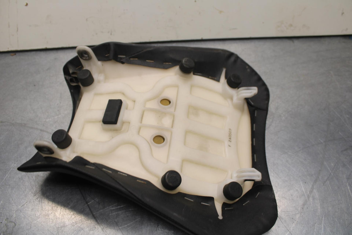 2011 Suzuki GSXR600 FRONT DRIVERS SEAT PAD SADDLE 45100-14J10-DW2 BB602
