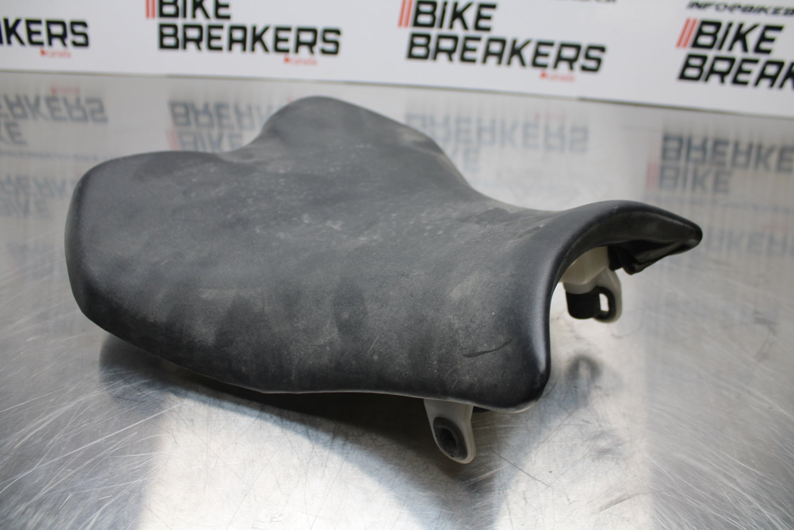 11 SUZUKI GSXR1000 FRONT DRIVERS SEAT PAD SADDLE PILLION BB142