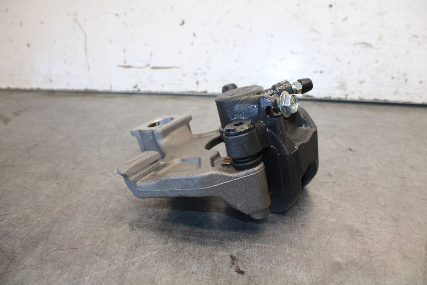 11-24 SUZUKI GSXR750 REAR BACK BRAKE CALIPER W MOUNT BRACKET BB687