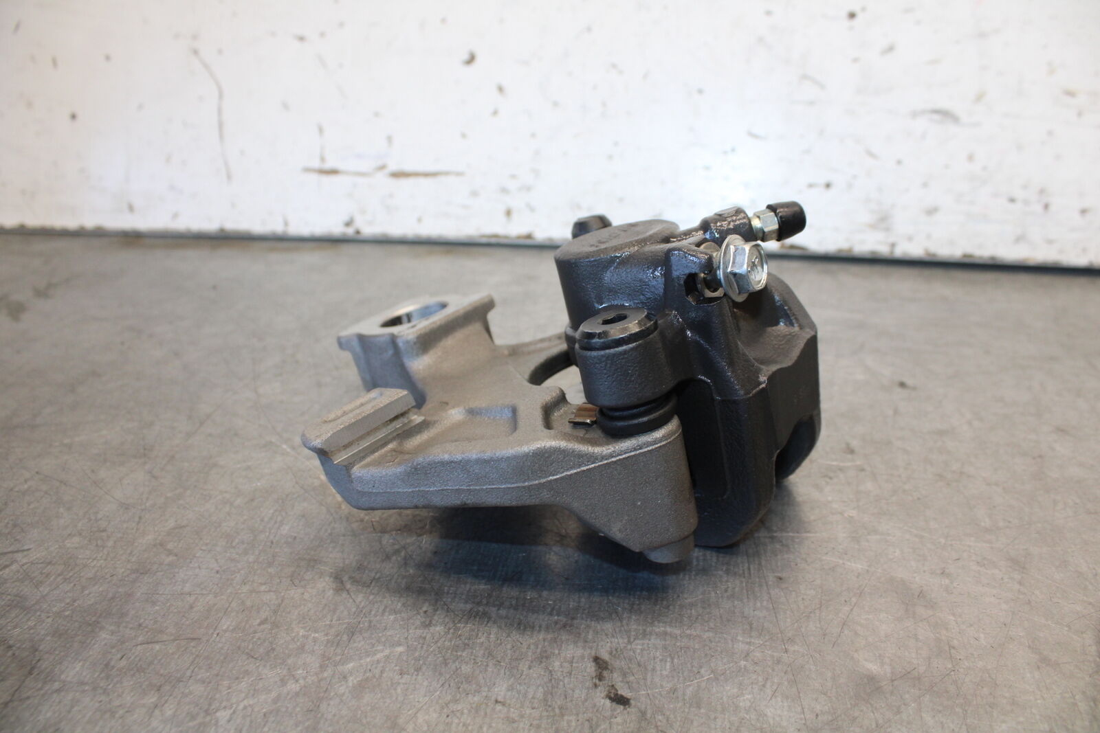 11-24 SUZUKI GSXR750 REAR BACK BRAKE CALIPER W MOUNT BRACKET BB687