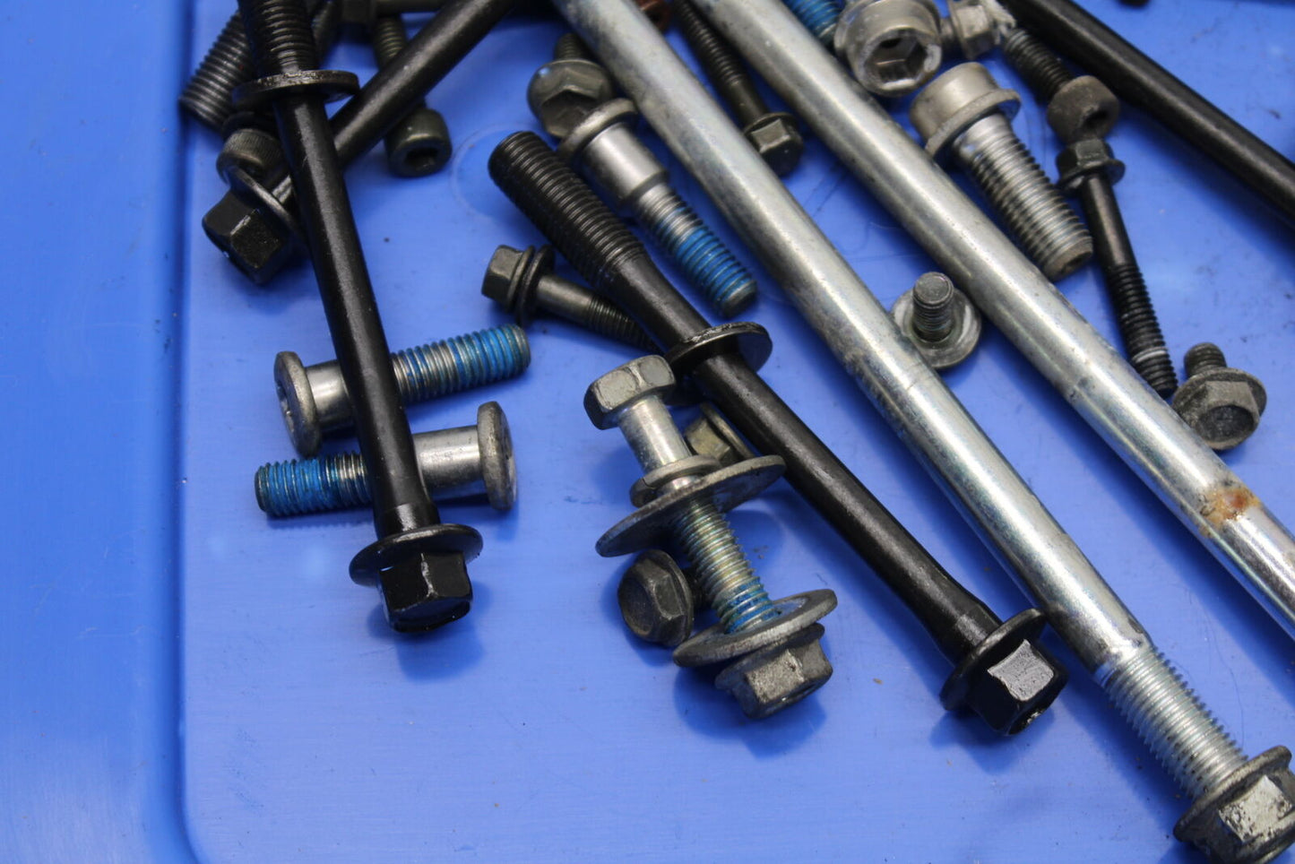 05-06 SUZUKI GSXR1000 MOUNTING BOLTS HARDWARE MOTOR SCREWS BB677