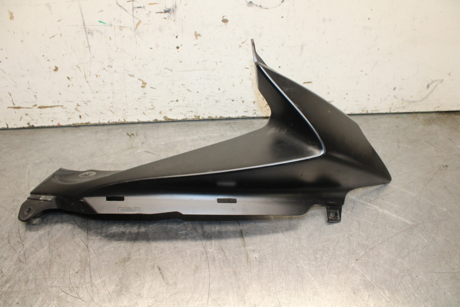 08-10 SUZUKI GSXR 600  RIGHT FRONT UPPER MID SIDE FAIRING COWL PLASTIC BB630